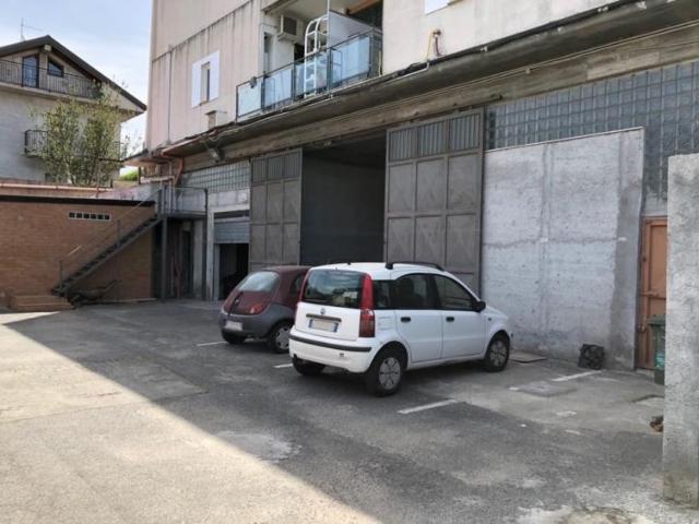 Locale Commerciale in vendita a Belpasso, Sicilia