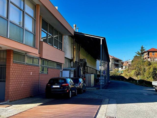 Locale Commerciale in vendita a Casella, Liguria