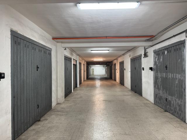 Locale Commerciale in vendita a Puglia, Bari