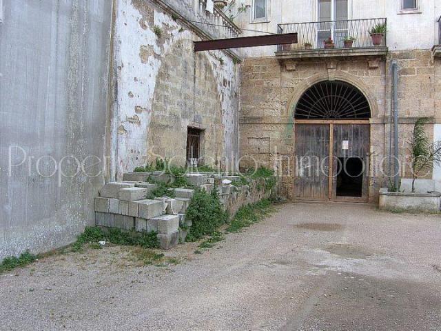 Locale Commerciale in vendita a Puglia, Lecce