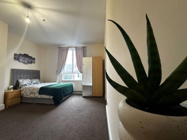 Room for rent in Stoneycroft, Calderstones