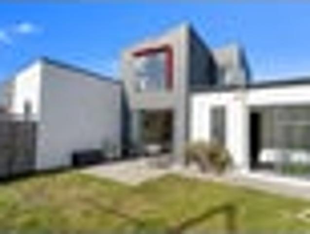 Townhouse for sale in Chaslands, Canterbury