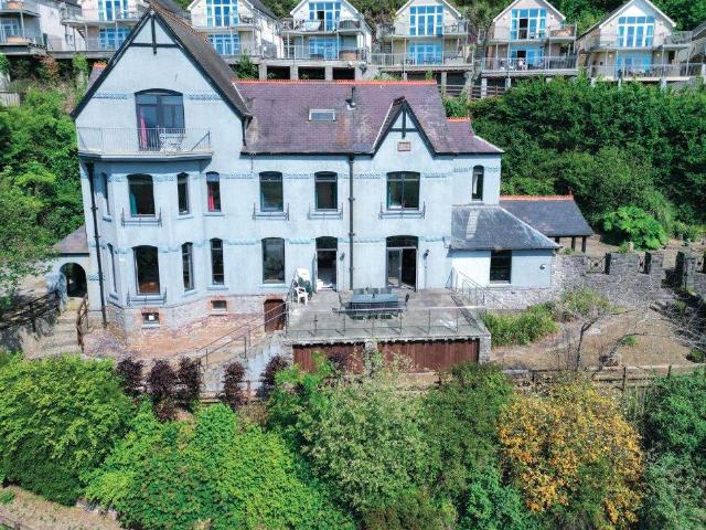 House for sale in Pendine