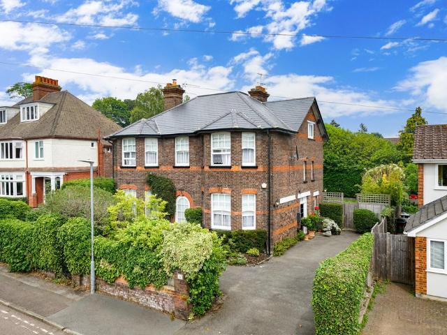 House for sale in Counters End, Pouchen End