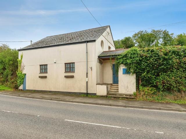 House for sale in Sladesbridge, Cornwall