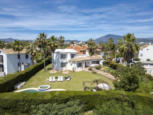 Casa en alquiler en Atalaya-Isdabe, Costa del Sol Occidental