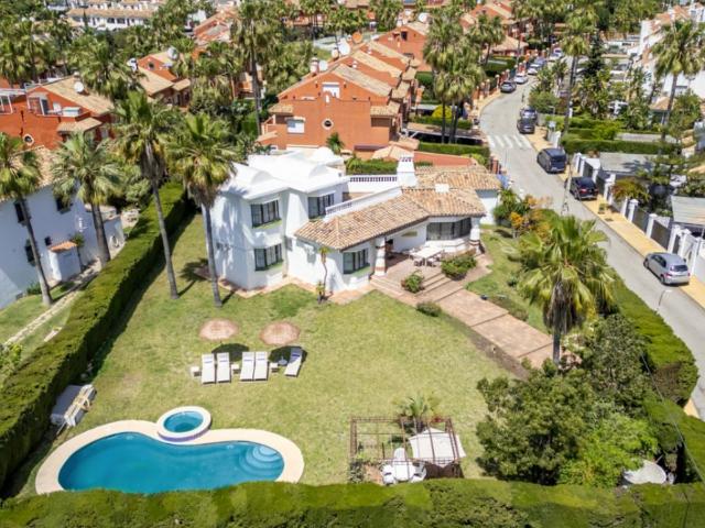 Casa en alquiler en Barriada Islas Canarias, Estepona