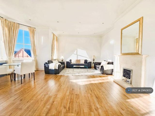 Apartment for rent in Fairlop, Greater London