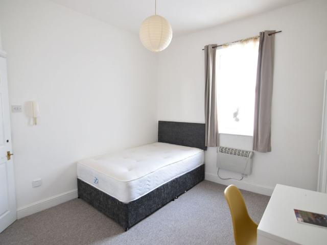 Studio for rent in Queen's Park, Brighton & Hove