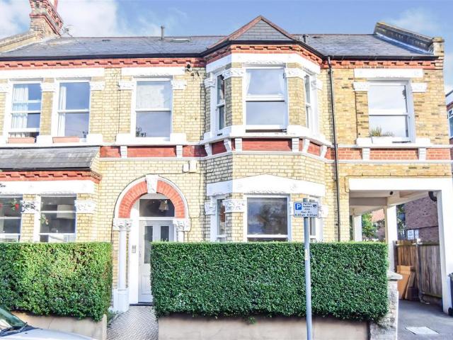 Apartment for rent in London Borough of Merton, Collier's Wood