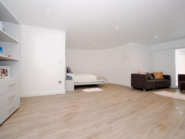 Studio for rent in The Meadows, Haddon