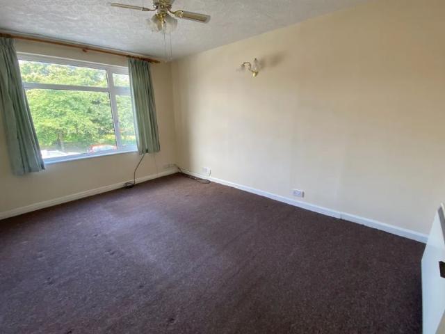 Apartment for rent in Hollin Park, West Yorkshire
