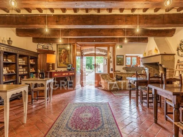 Locale Commerciale in vendita a Tuoro Sul Trasimeno, Umbria