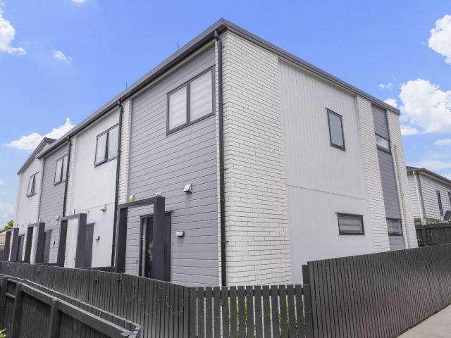 Townhouse for sale in Mount Roskill