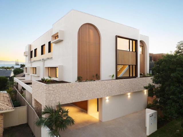 House for sale in Mermaid Waters, Gold Coast City