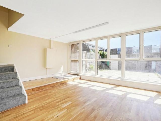 House for rent in London Borough of Hounslow, Greater London