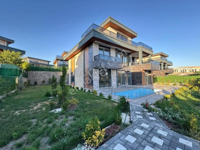 Kardeşler, Sur içerisinde satılık Villa