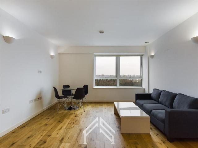 Studio for rent in Lower Halliford, Surrey