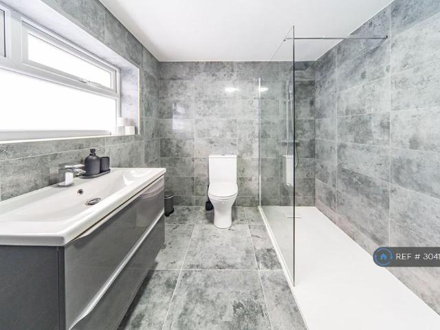 House for rent in Calderstones