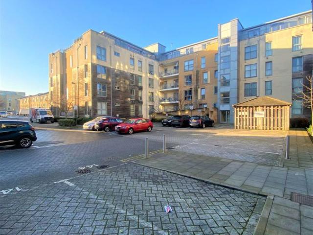 Apartment for rent in Burnt Oak, Greater London