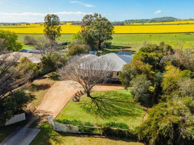 Cottage for sale in Dookie, Victoria