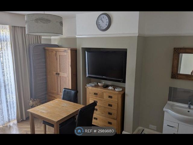 Room for rent in Lane, Greater London