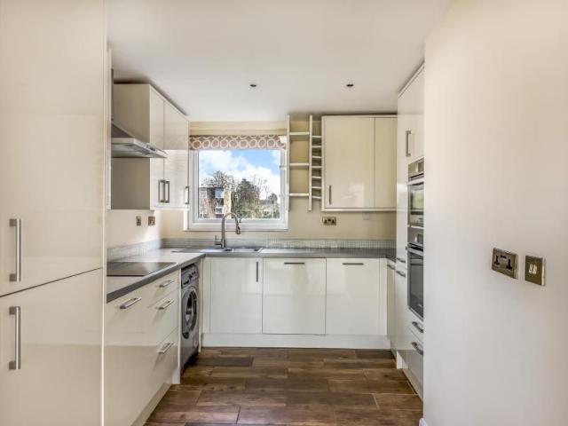 Apartment for rent in Northwood, Greater London