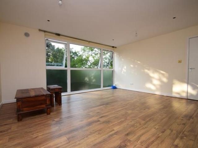 Apartment for rent in Northwood, Greater London