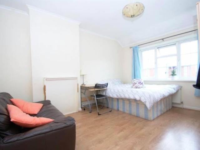 Room for rent in London Borough of Hammersmith and Fulham, Greater London