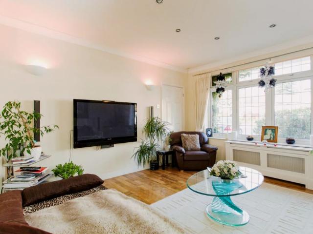 Apartment for rent in Clayhall, Greater London