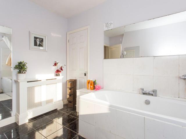 Room for rent in Clayhall, Greater London