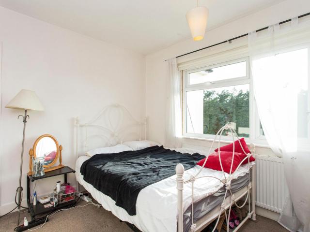 Room for rent in Clayhall, Greater London