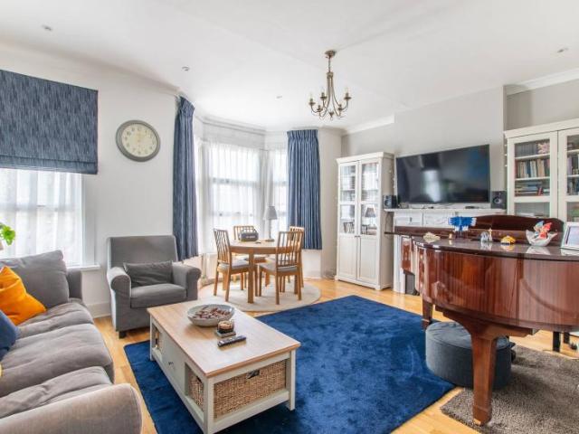 Room for rent in Cricklewood, Greater London