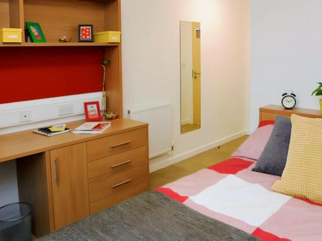 Room for rent in Chinatown, Calderstones