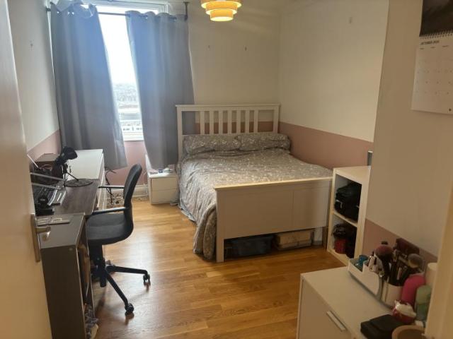Room for rent in York Road Estate, Greater London