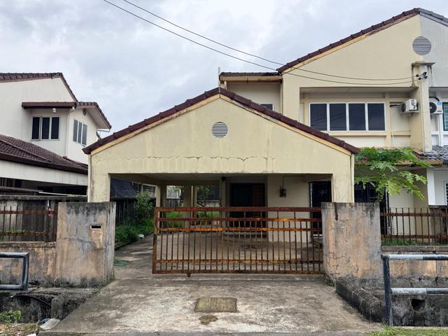 Residential House for sale in Kuching, Bahagian Kuching