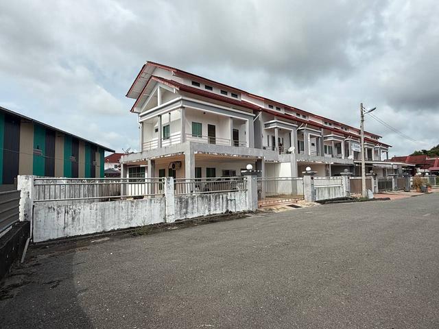 Terraced House for sale in Long Miri