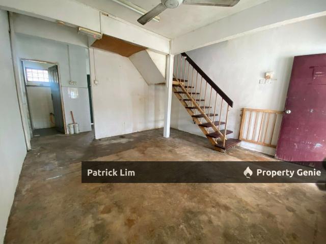 Terraced House for sale in Malaka
