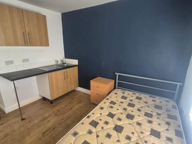 Studio for rent in Kirkstall, West Yorkshire