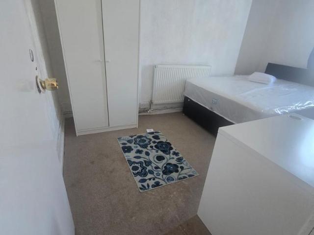 House for rent in Tolworth, Greater London