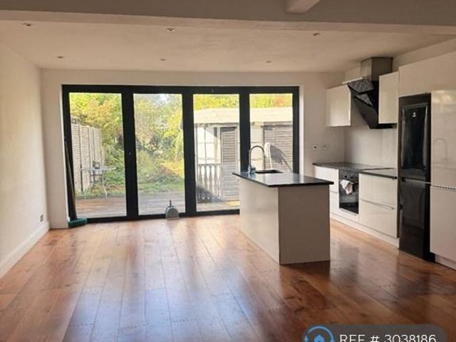 House for rent in Royal Borough of Kingston upon Thames, Greater London