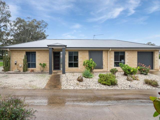 Townhouse for sale in Heathcote, Victoria