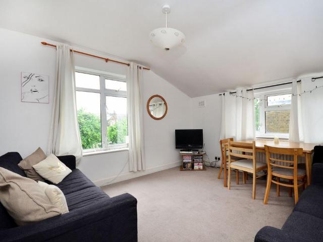 Apartment for rent in Furzedown, Greater London