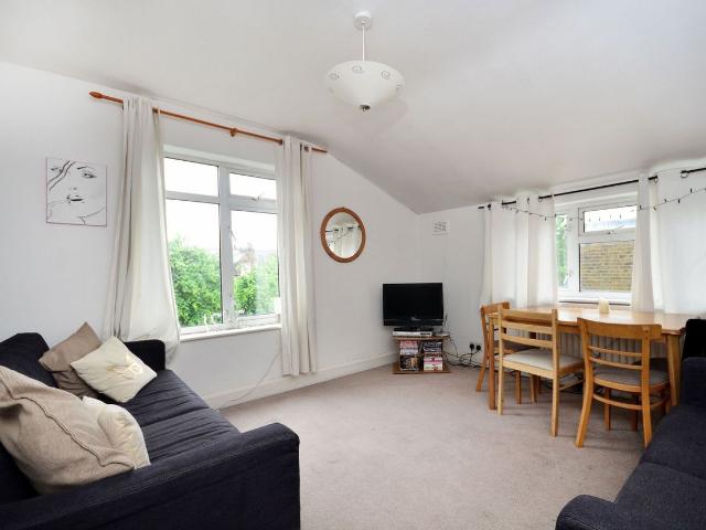 Apartment for rent in Furzedown, Greater London