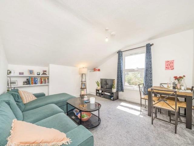 Apartment for rent in Furzedown, Greater London