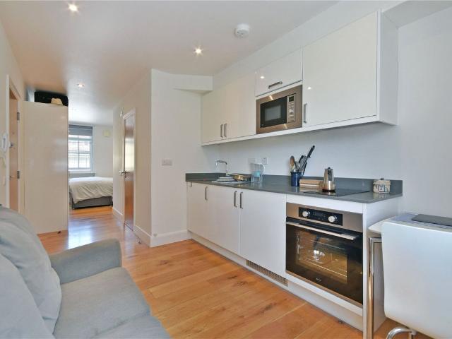 Studio for rent in Queen's Park, Greater London