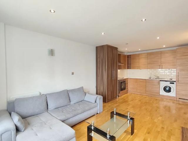 Room for rent in London Borough of Ealing, Hanwell