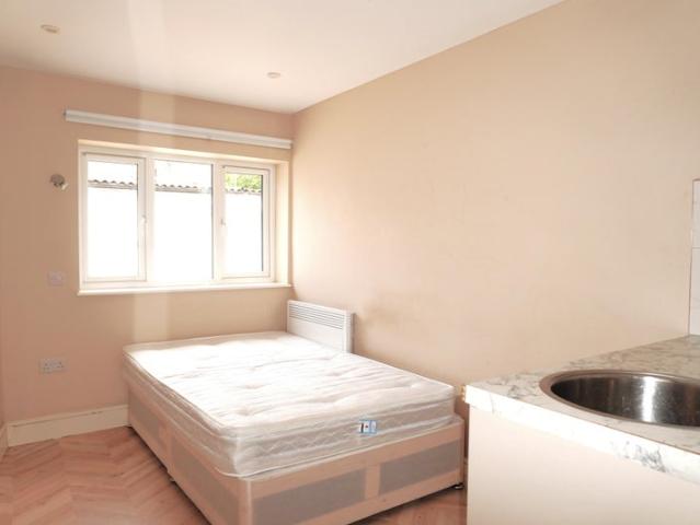 Studio for rent in London Borough of Ealing, Hanwell