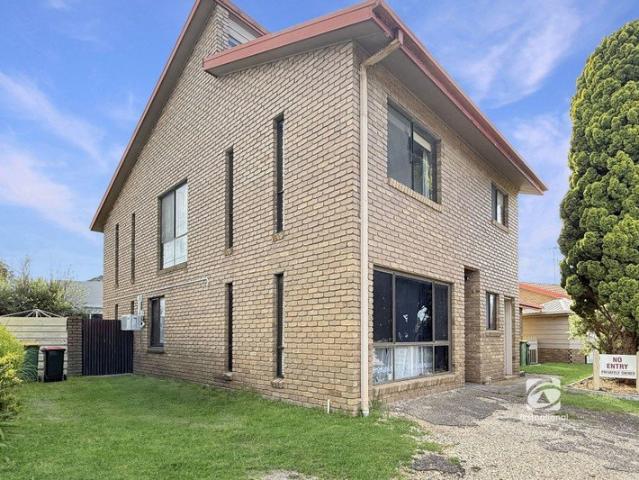 Flat for sale in Lakes Entrance, Victoria