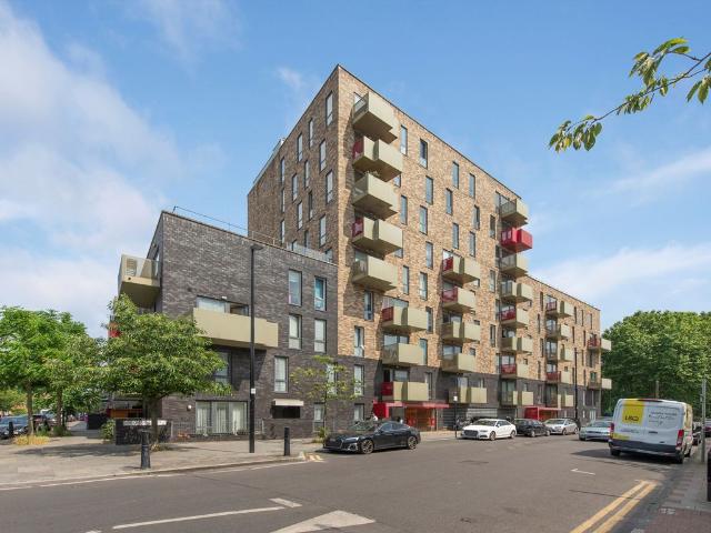 Apartment for rent in Ocean Estate, Greater London
